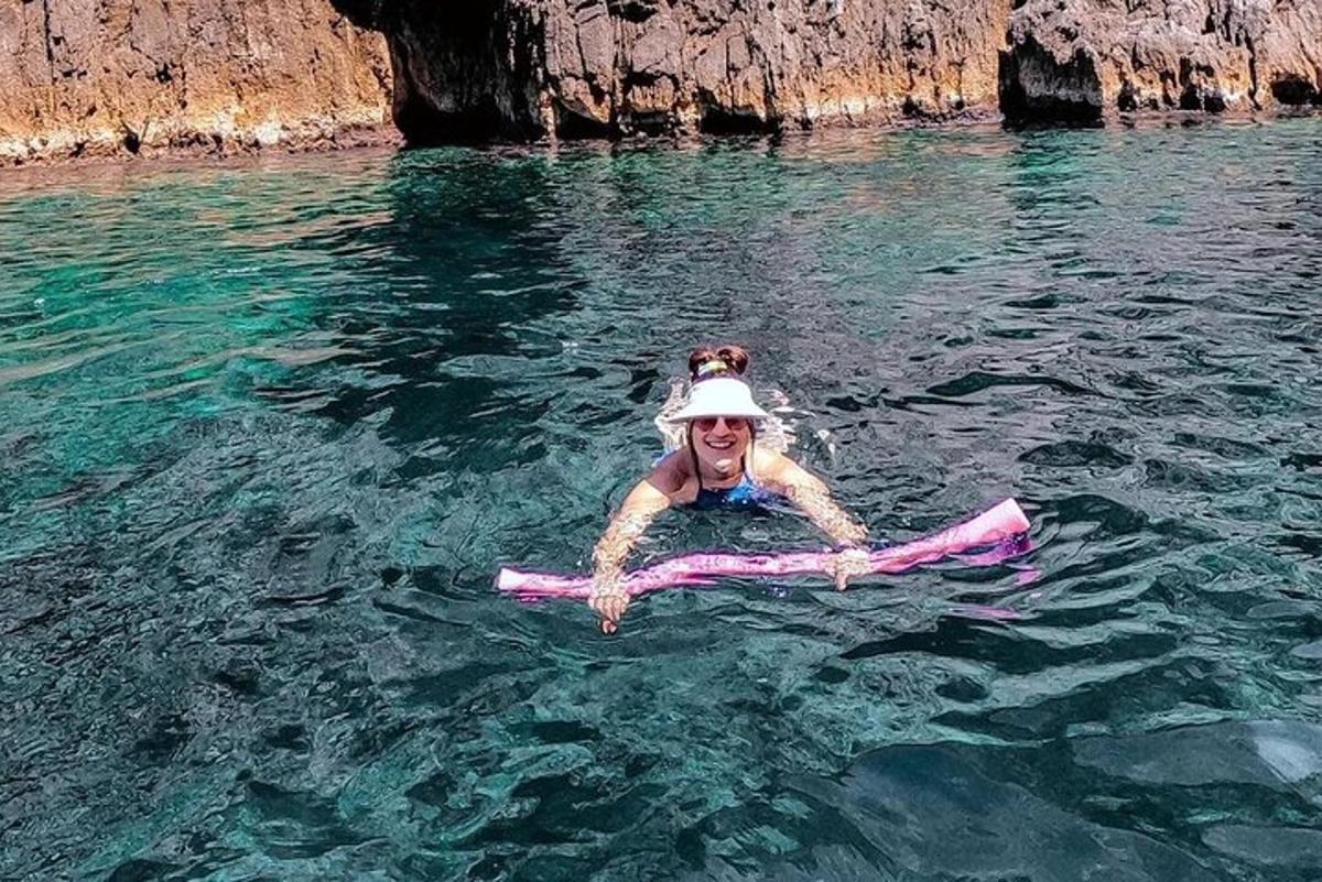 žena plovoucí na voru ve vodě