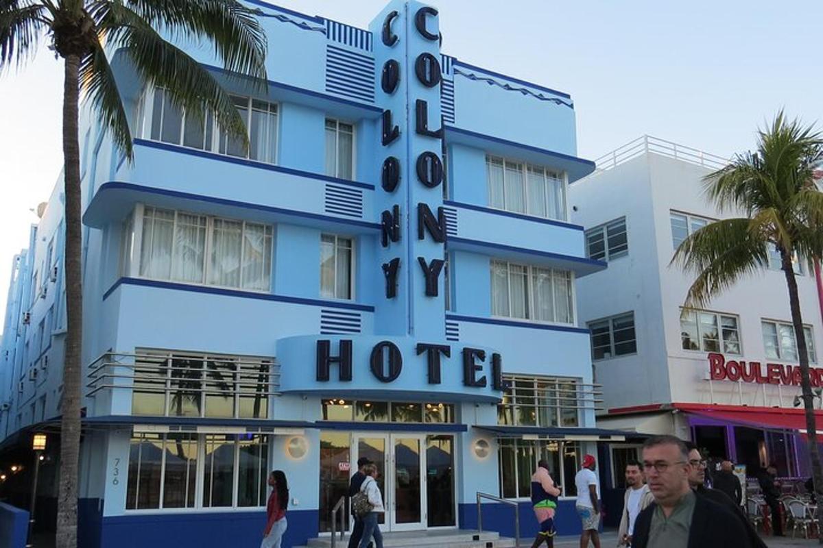 un hotel blu con persone che camminano davanti