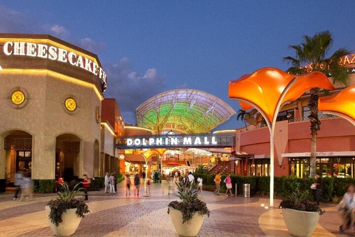 un centro commerciale con un grande acquario di notte