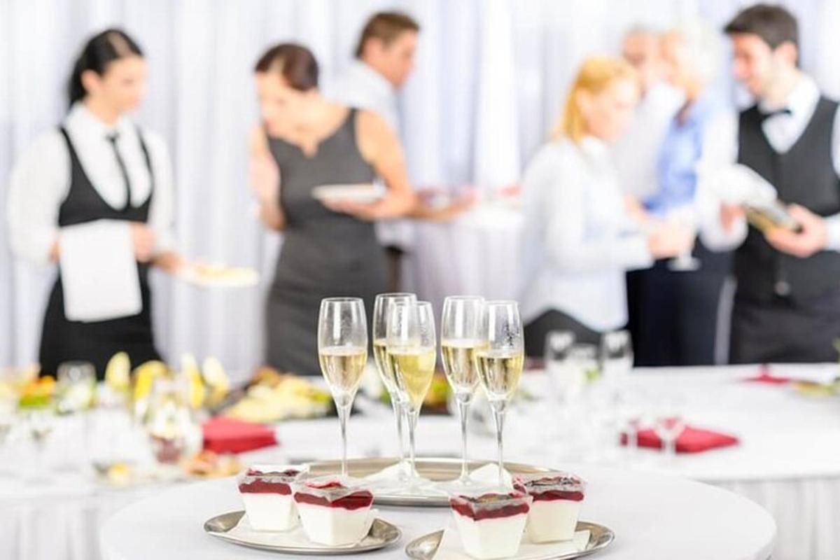 un tavolo apparecchiato con bicchieri di vino e dessert