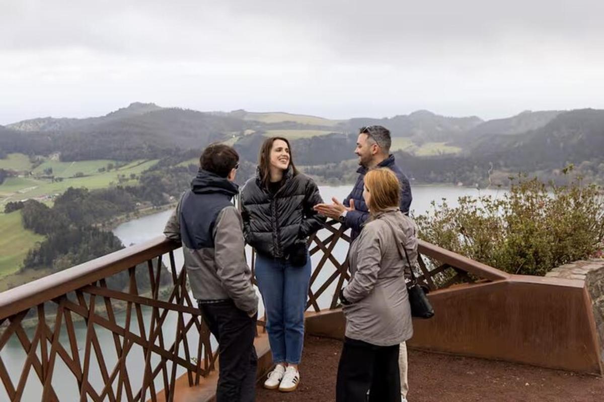 un grup de persones dretes a dalt d'un pont