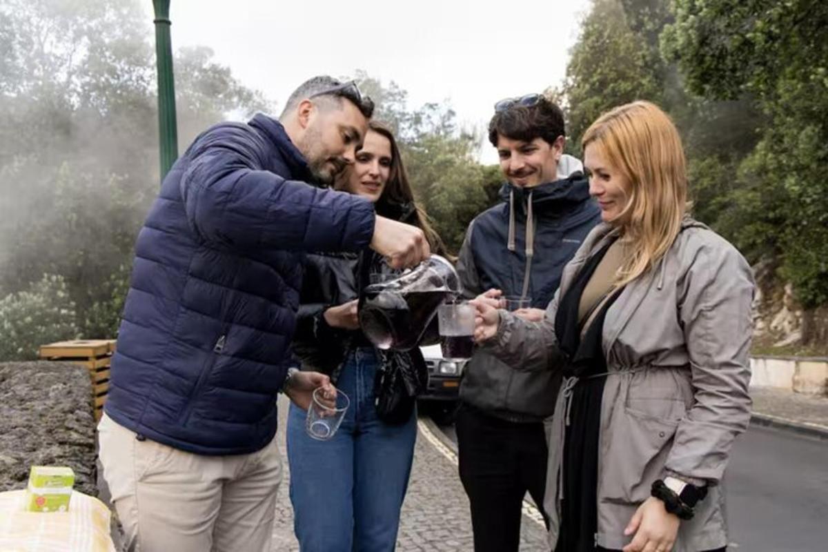 un grup de persones al voltant d'una dona
