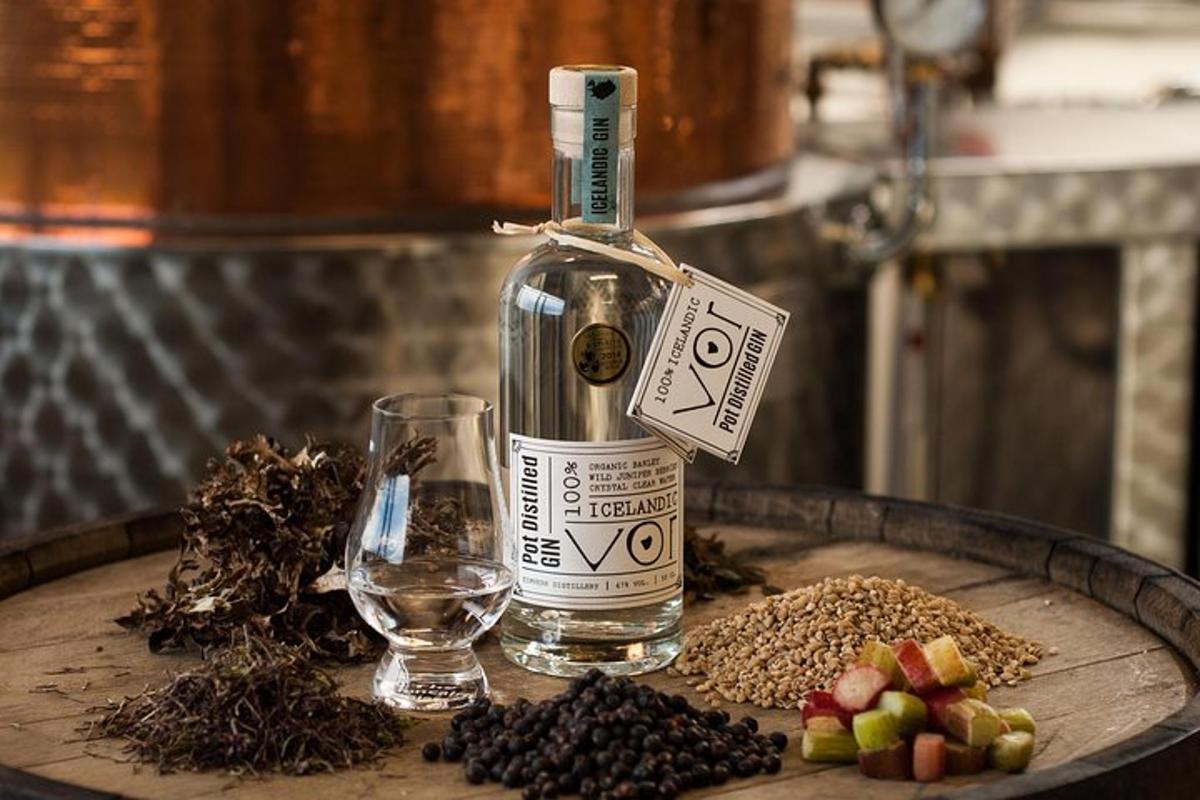 en flaske vodka stående på et bord med et glas