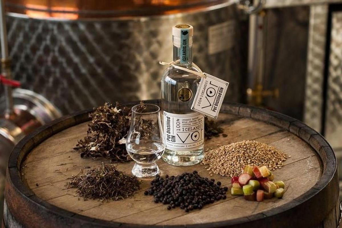 en flaske vin og et glas på et bord