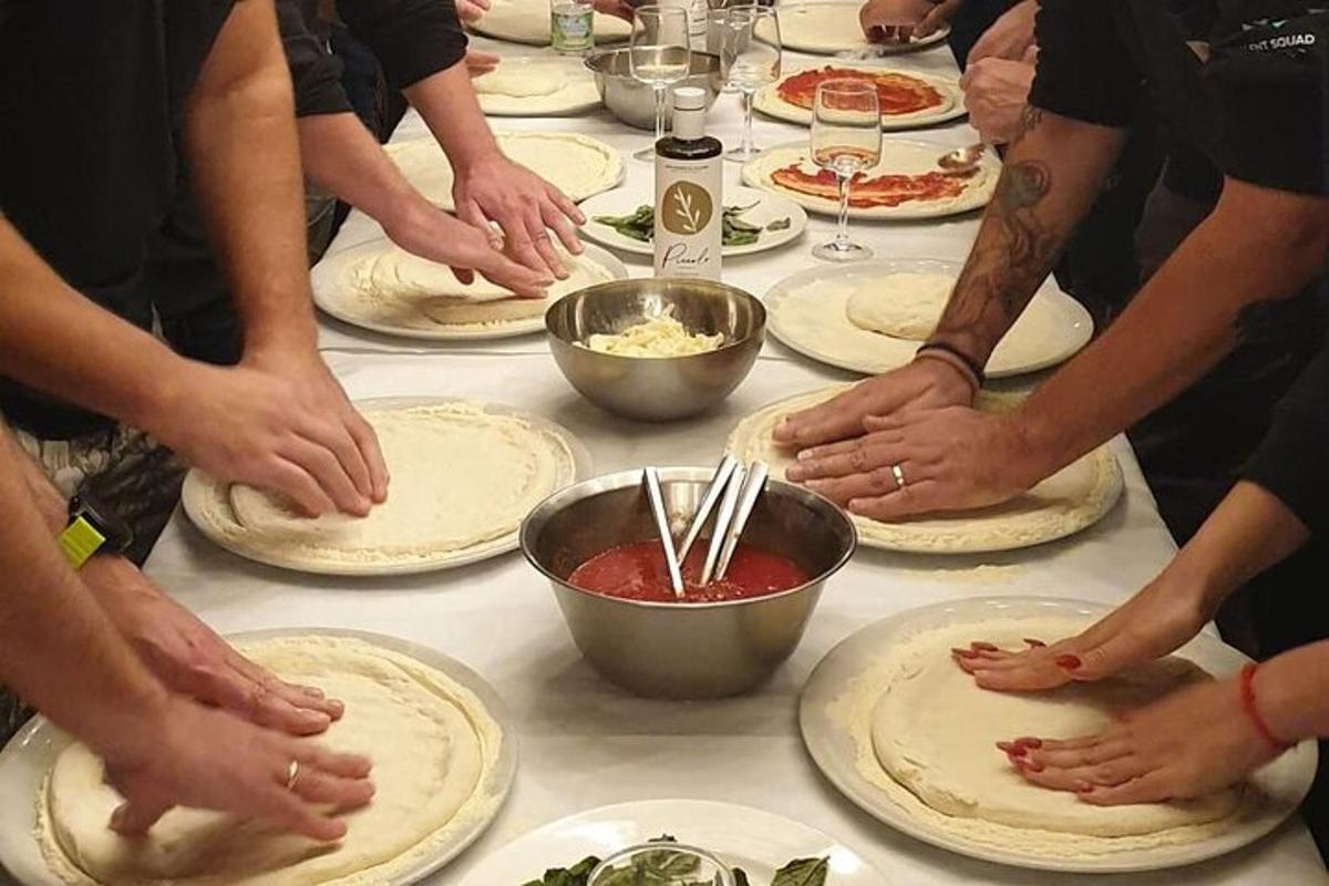 un gruppo di persone in piedi attorno a un tavolo che preparano torte