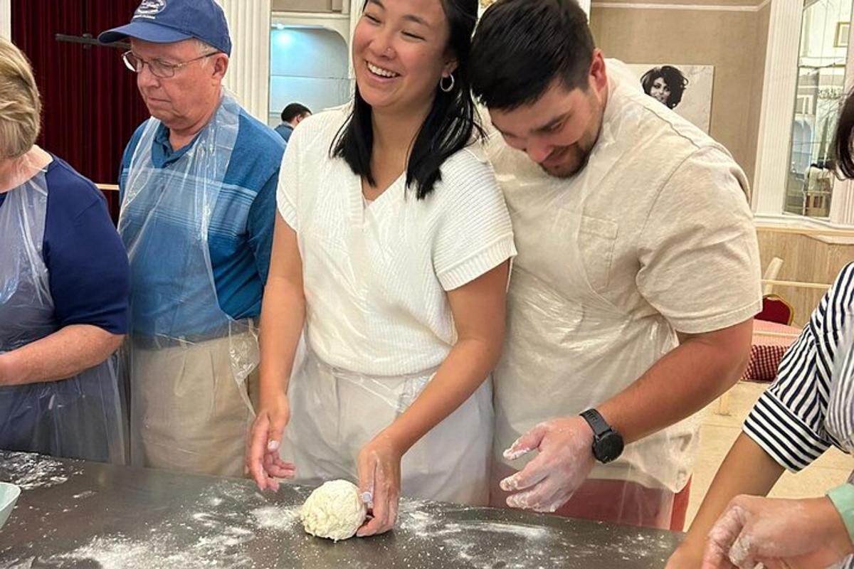 un gruppo di persone in piedi in una cucina che prepara il cibo