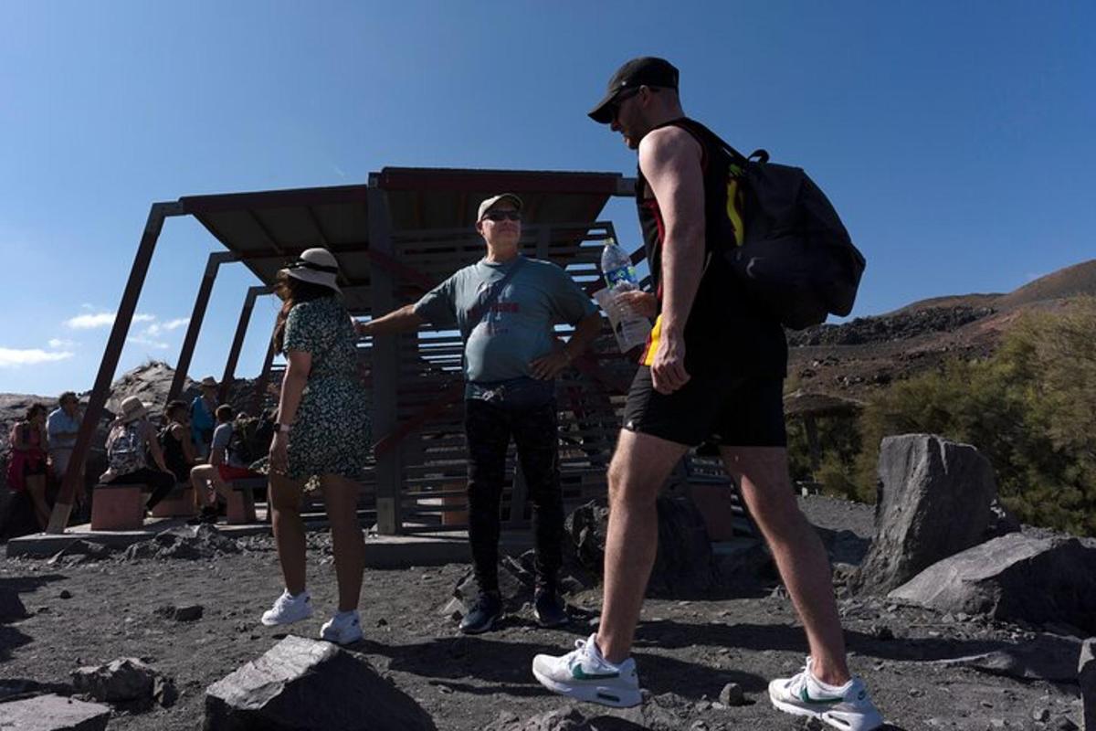 Un grupo de personas de pie sobre unas rocas