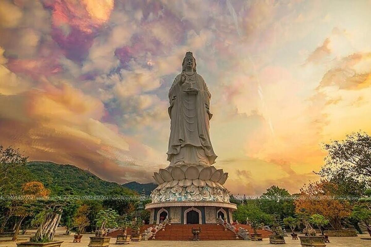 uma grande estátua em um parque com céu nublado