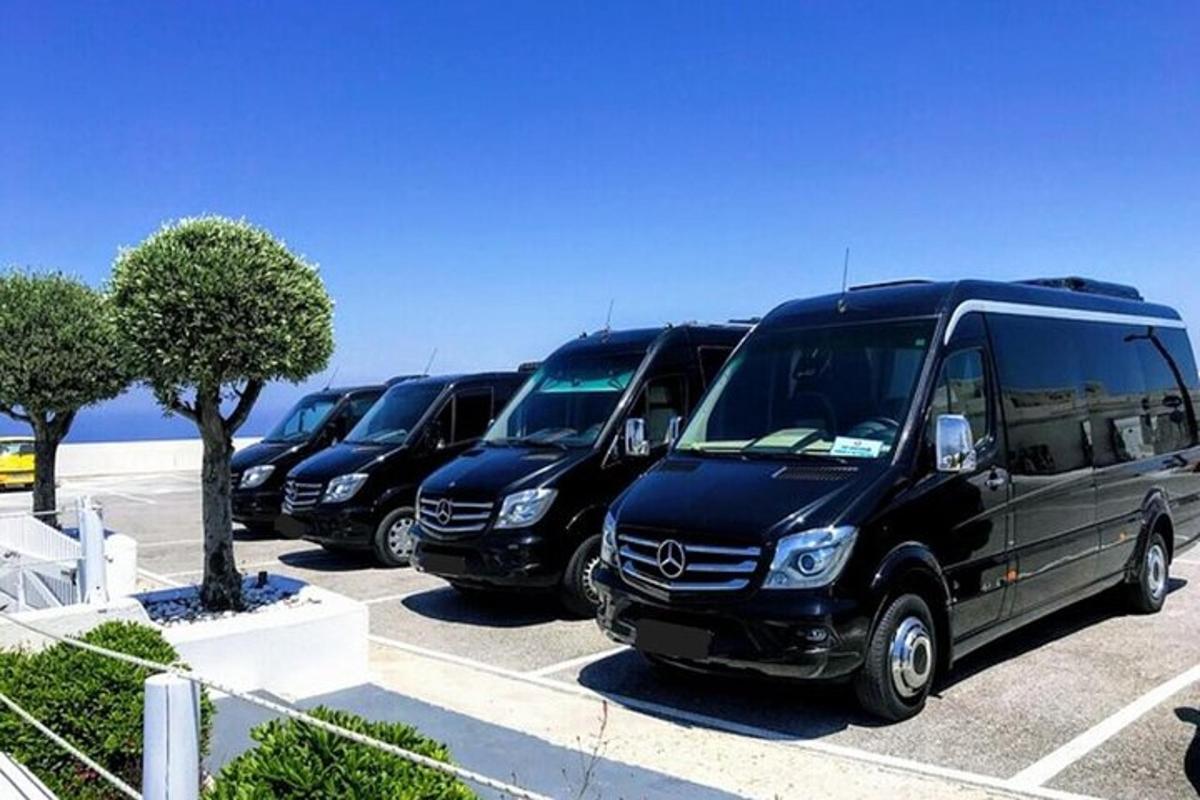 một hàng xe tải màu đen đỗ trong bãi đậu xe