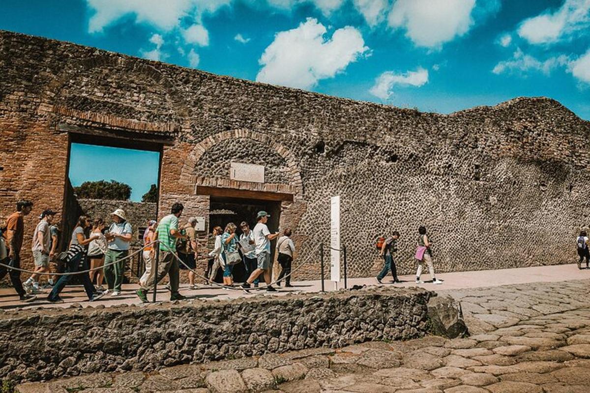 un grup de persones caminant fora d'un edifici de maó