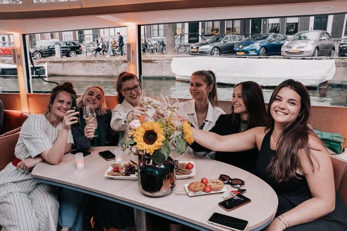 Un grupo de mujeres sentadas en una mesa en un barco.