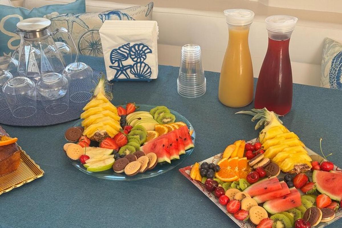 Una mesa cubierta con dos platos de frutas y verduras.