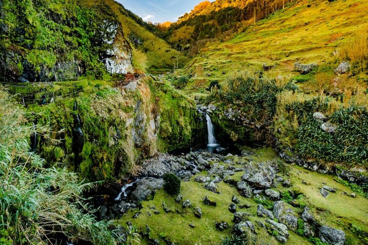 air terjun di tengah-tengah gunung