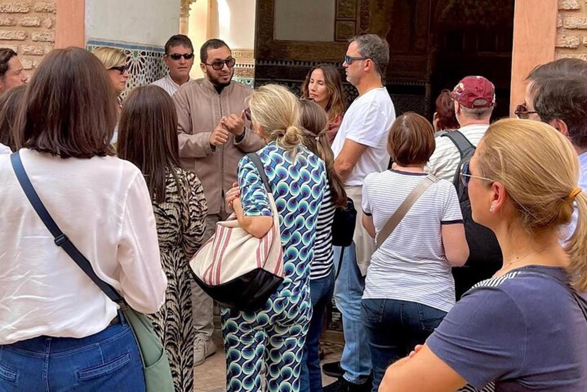 un gruppo di persone in piedi fuori da un edificio