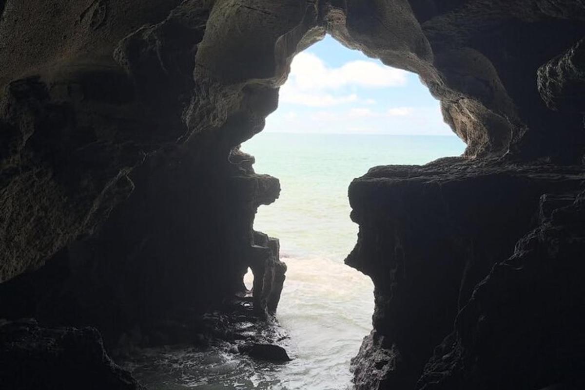 洞窟からの海の景色
