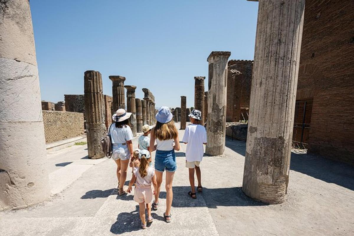 un gruppo di persone che cammina tra le rovine