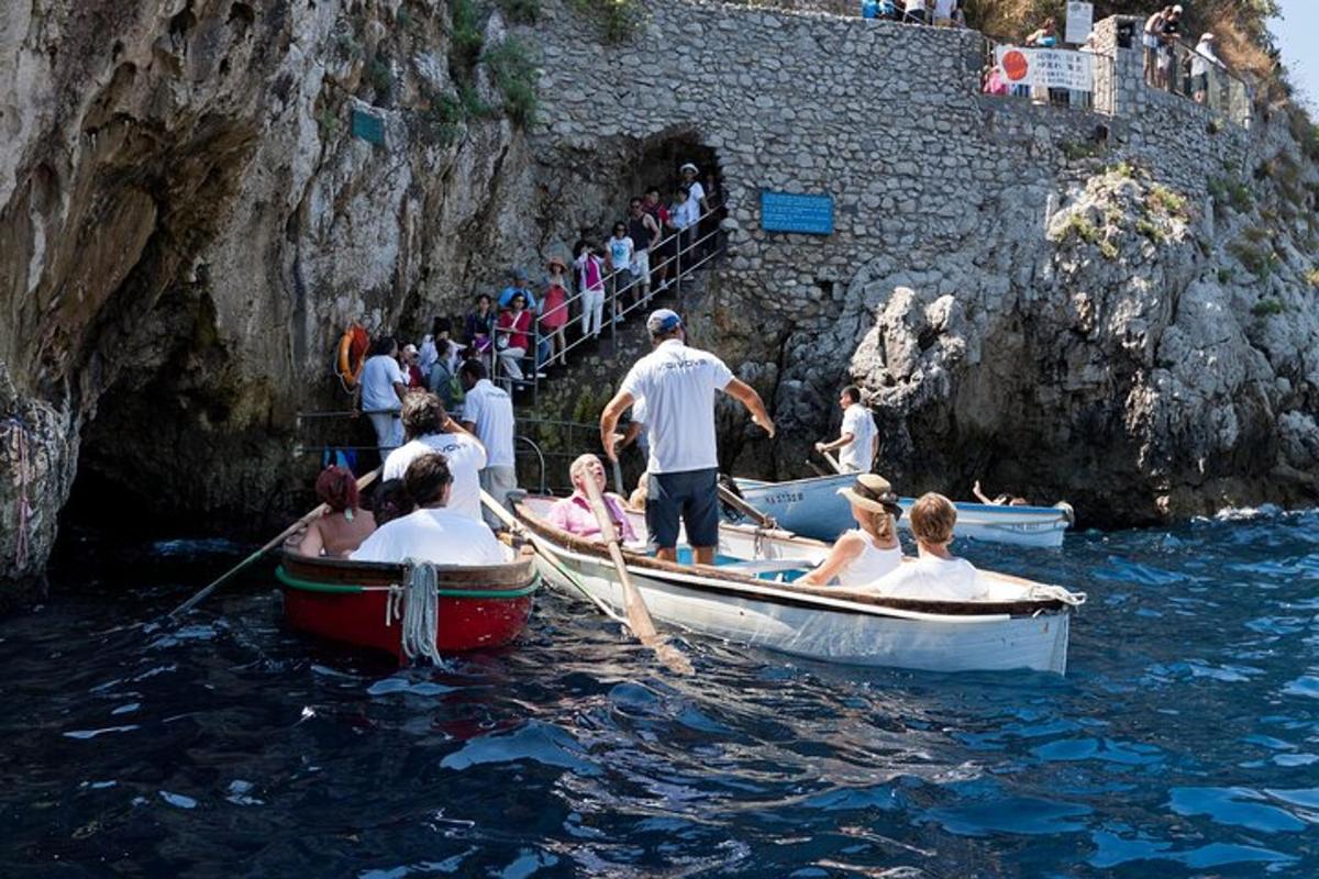un gruppo di persone in barche in acqua