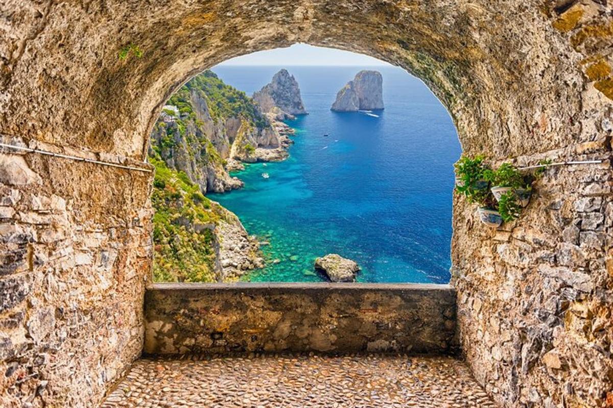 una vista dell'oceano attraverso un arco di pietra