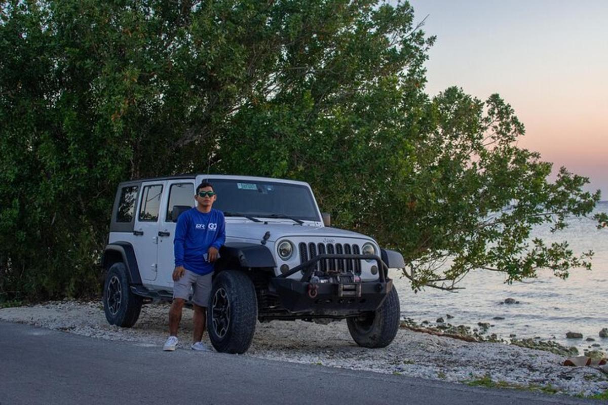 un home està dret davant d'un jeep