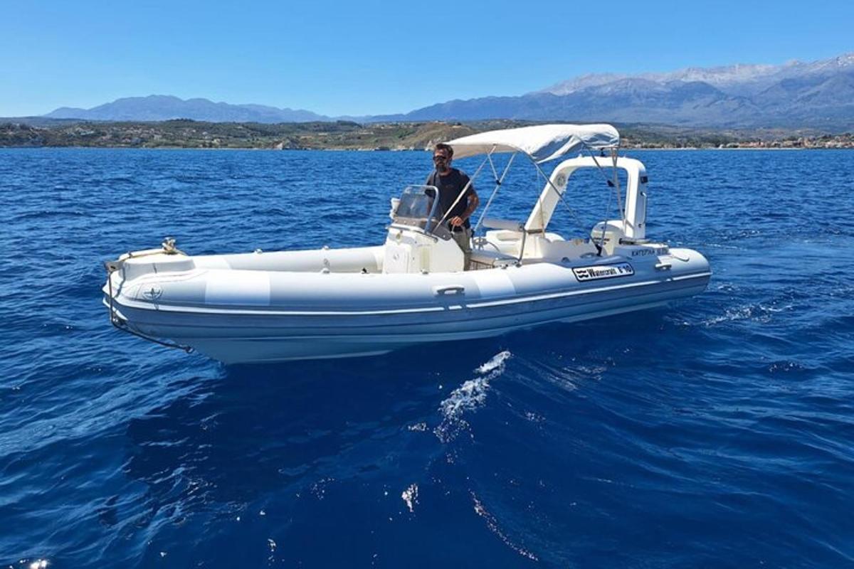 un hombre en un bote blanco en el agua