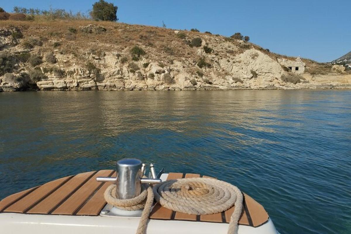 un barco con una cuerda en el agua