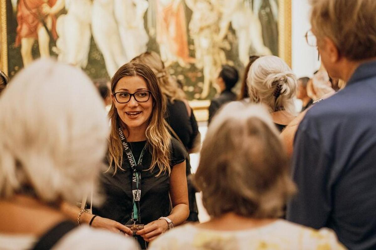 Una mujer con gafas parada entre una multitud de personas.