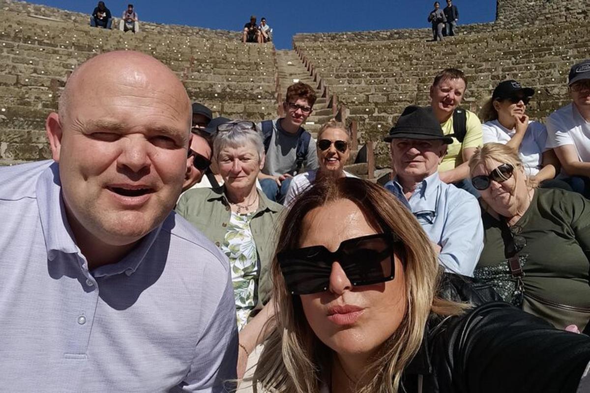 skupina ljudi, ki stojijo pred nekaj stopnicami