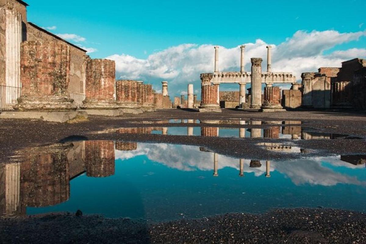 eine alte Fabrik mit einer Spiegelung im Wasser