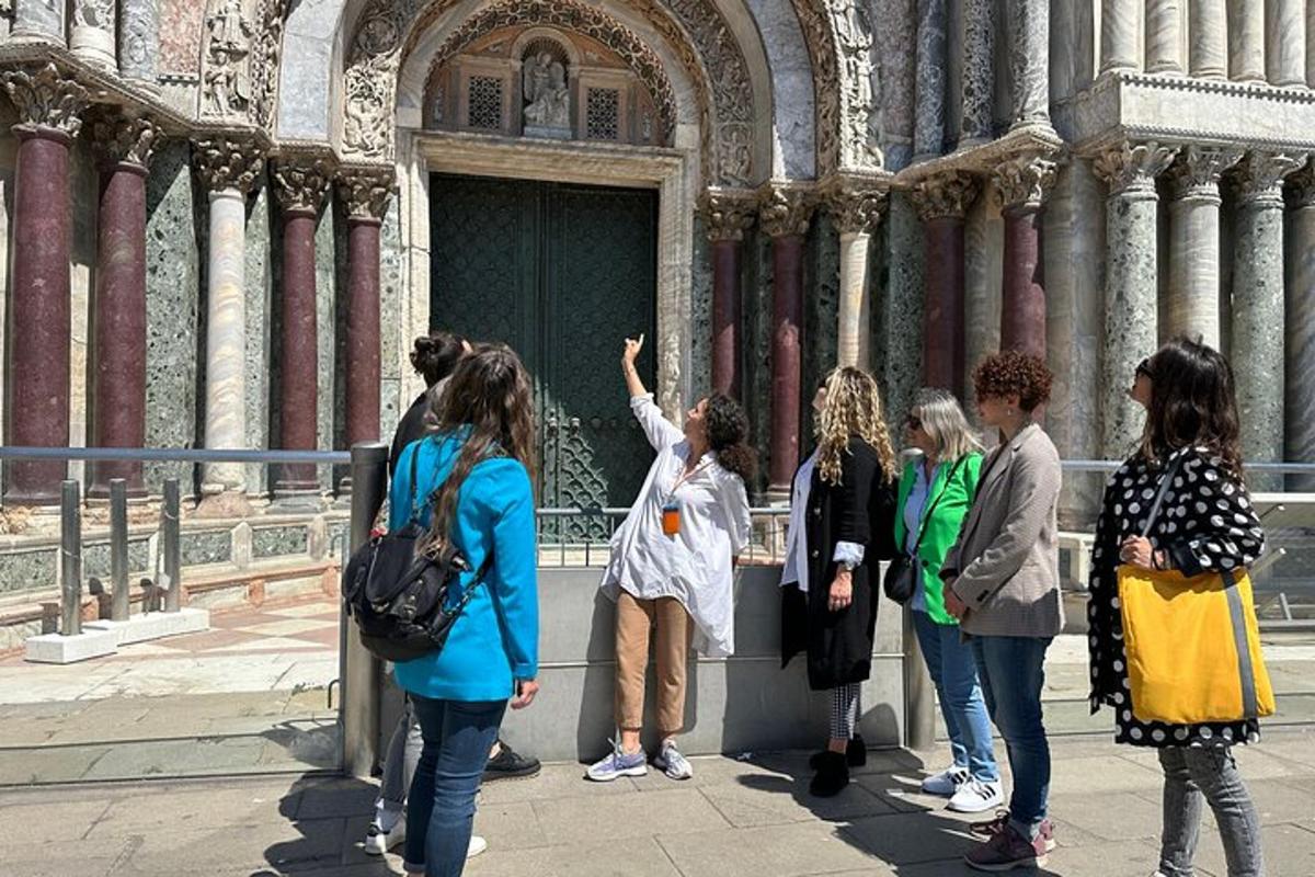 un grup de oameni care stau în fața unei clădiri