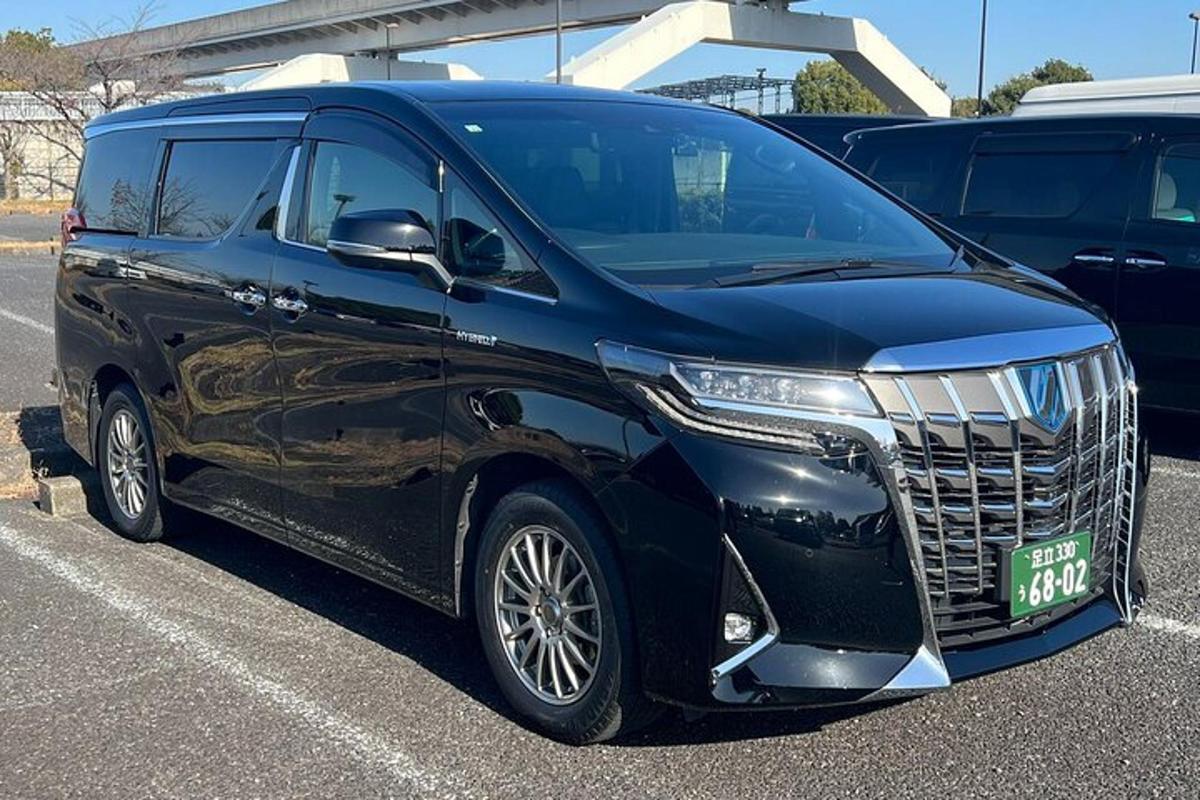 ένα μαύρο SUV παρκαρισμένο σε ένα πάρκινγκ
