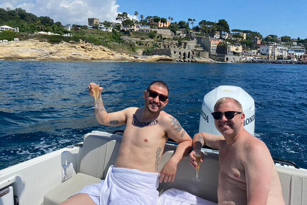 due uomini seduti su una barca in acqua