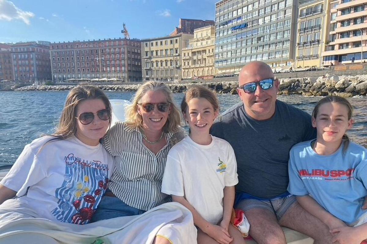 una famiglia seduta su una barca in acqua