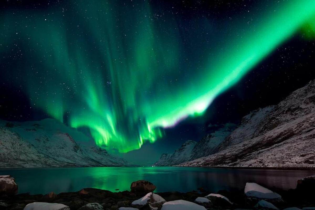 aurora di atas badan air pada waktu malam
