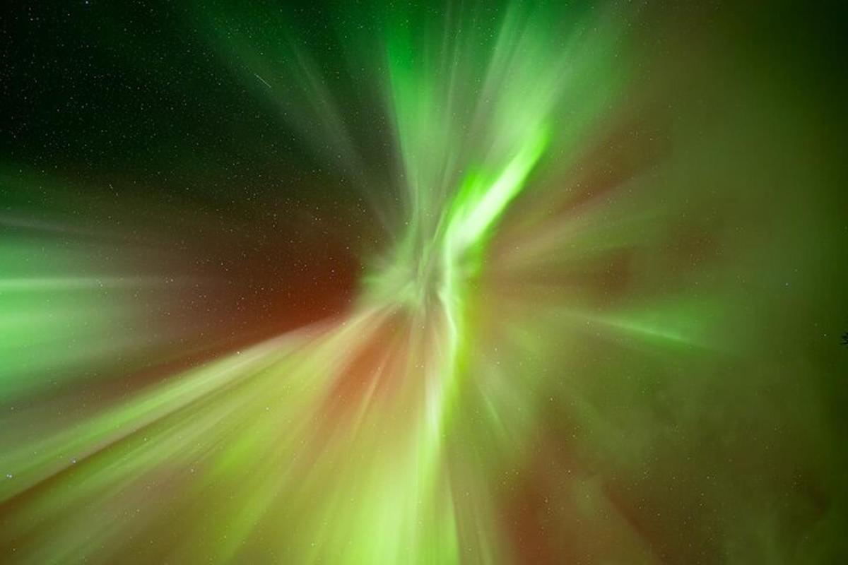 un'immagine dell'aurora boreale nel cielo