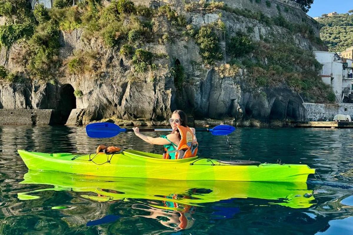 seorang wanita dalam kayak di dalam air