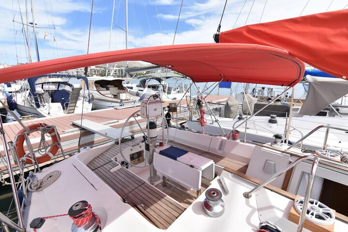 um barco com uma cobertura vermelha no convés