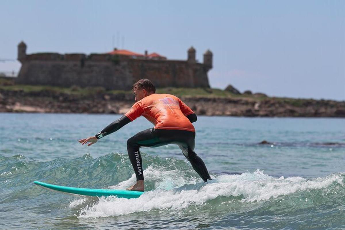 muž jedoucí na vlně na surfovém prkně v oceánu