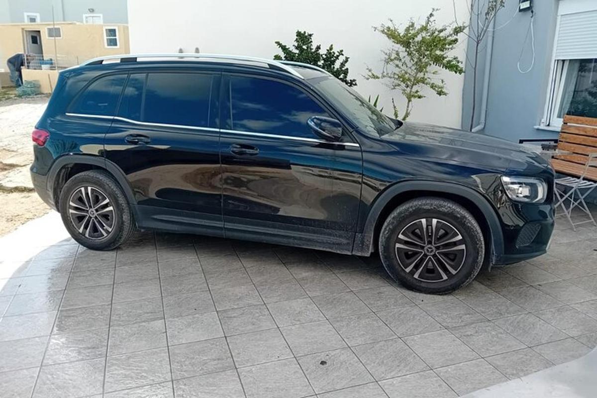 um SUV azul estacionado na garagem