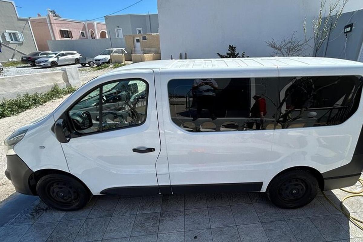 um pequeno carro branco estacionado em frente a um prédio