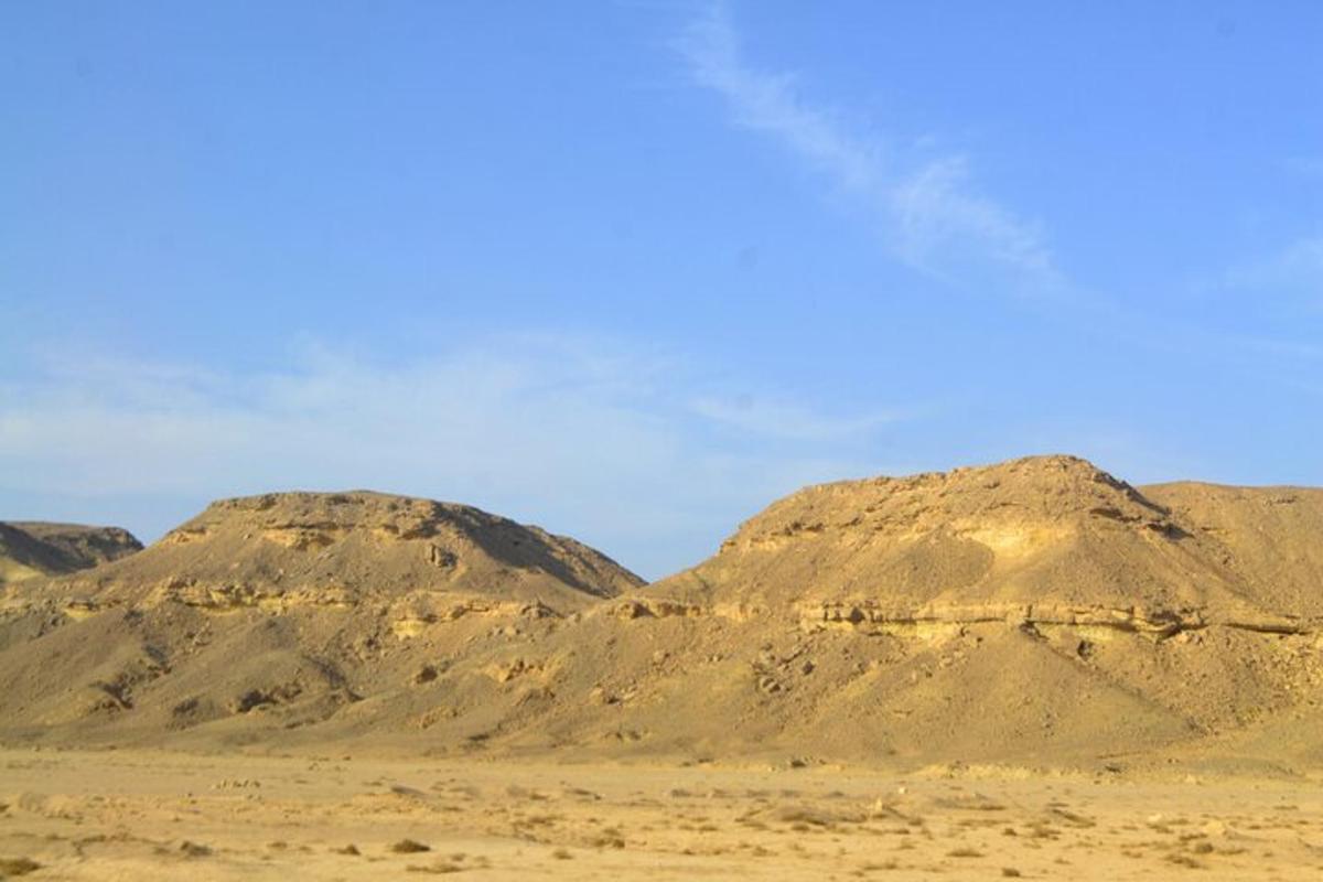 un gruppo di colline marroni nel deserto