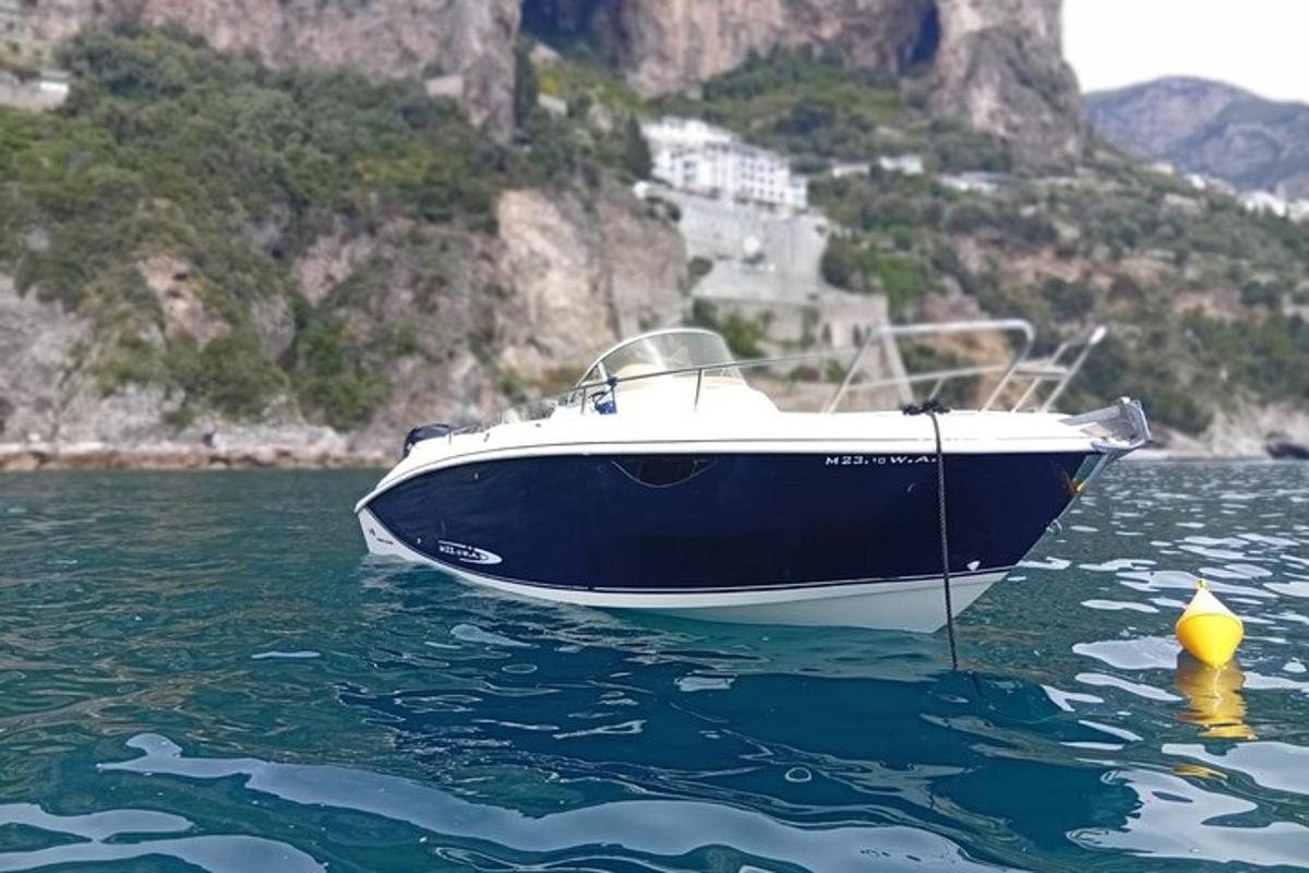 Un barco azul y blanco en el agua
