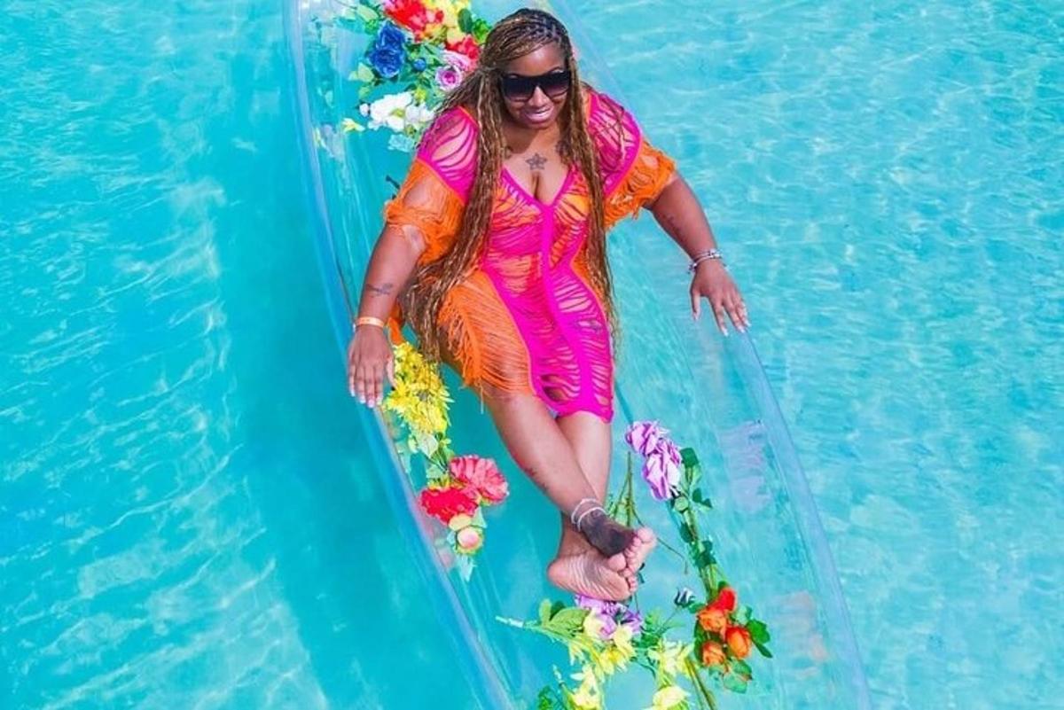 Una mujer está parada en una balsa en una piscina.