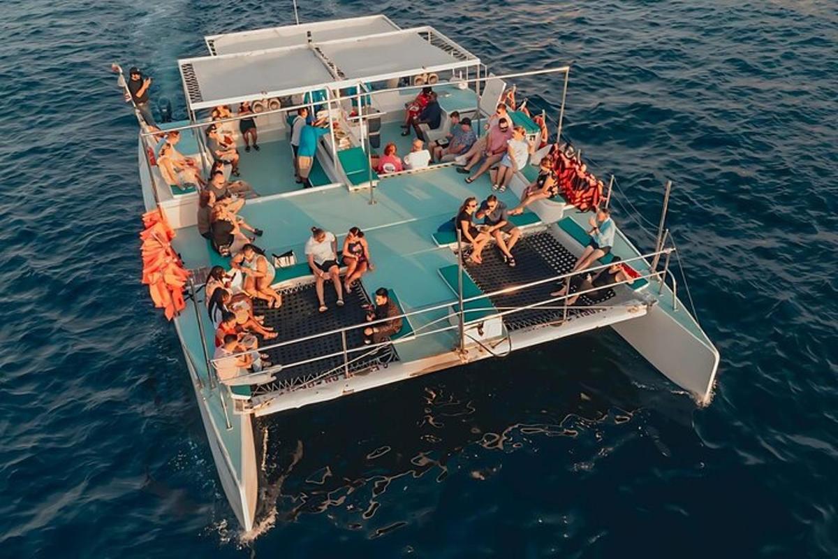 um grupo de pessoas em um barco na água