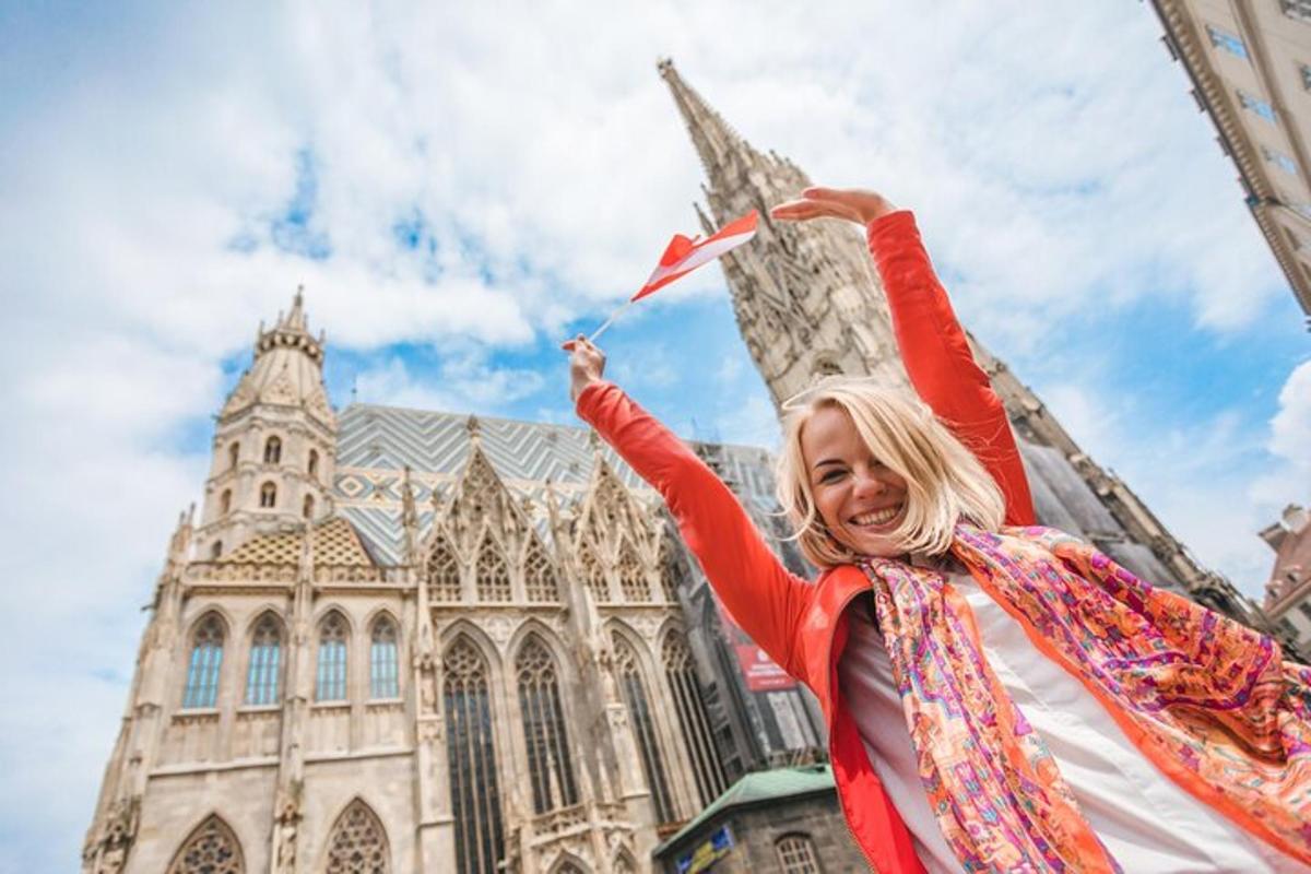 žena držící draka před budovou