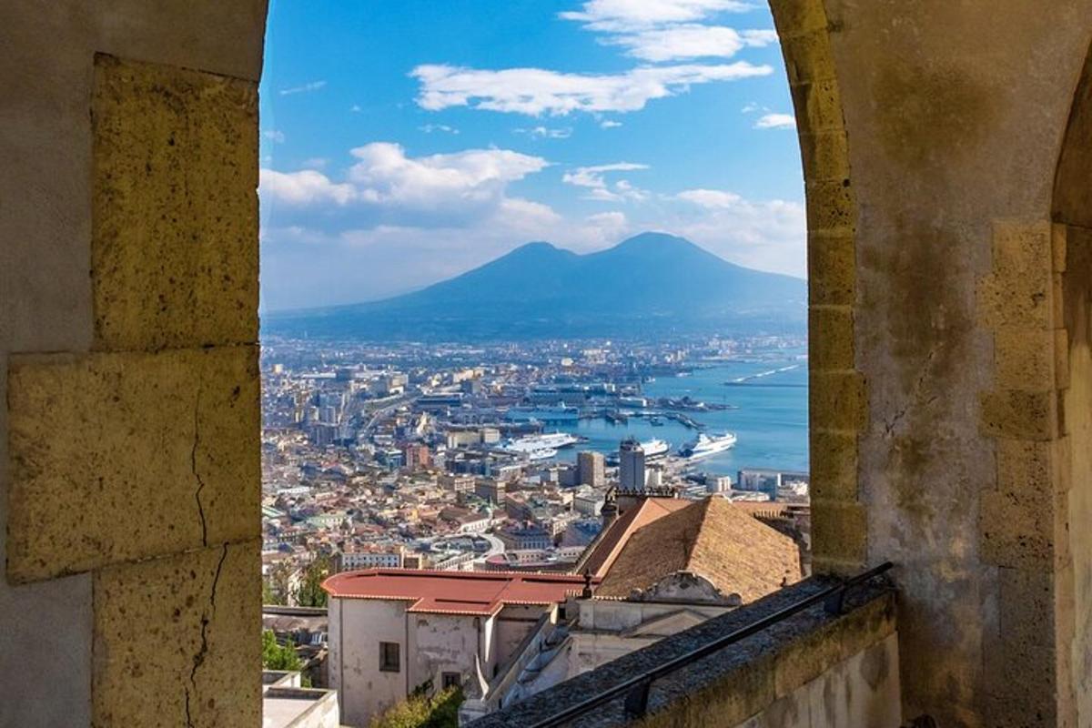 Una vista de una ciudad desde la ventana de un edificio.