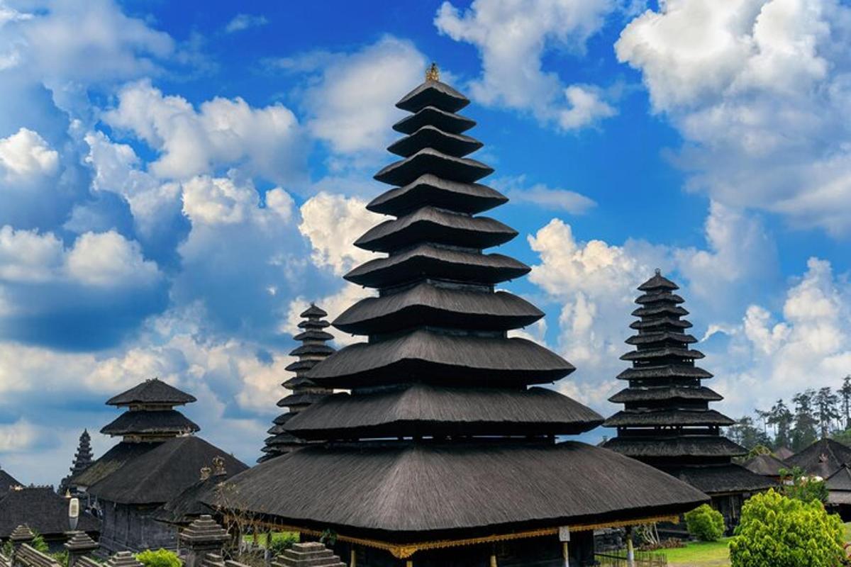 una gran pagoda frente a un edificio
