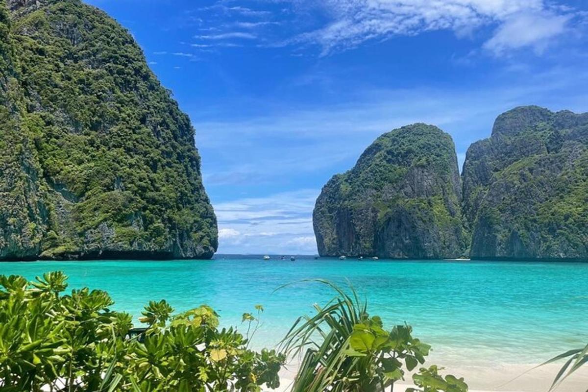 plaża na Filipinach z wapiennymi klifami