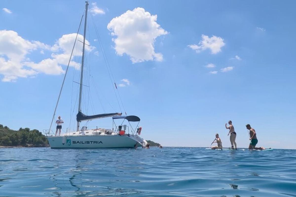група људи на једрилици у води
