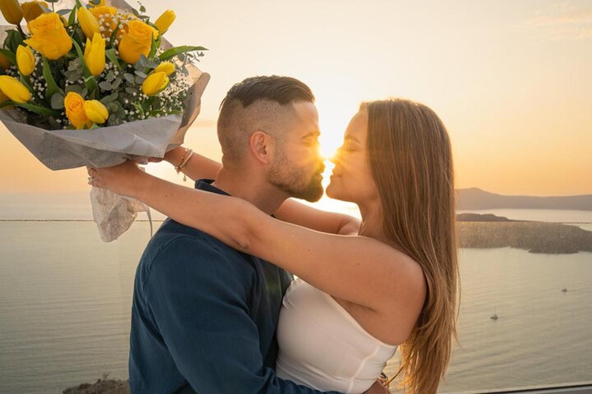 vyras ir moteris laiko gėlių puokštę