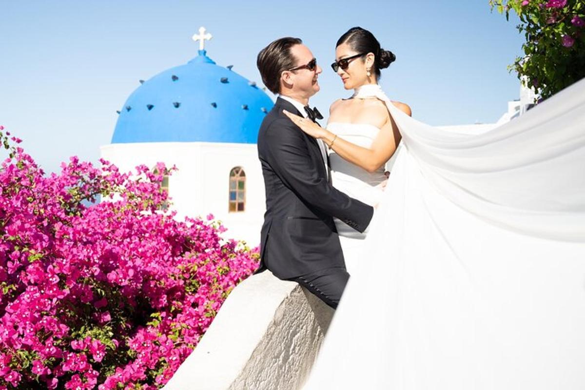 pasangan pengantin bergambar di hadapan gereja